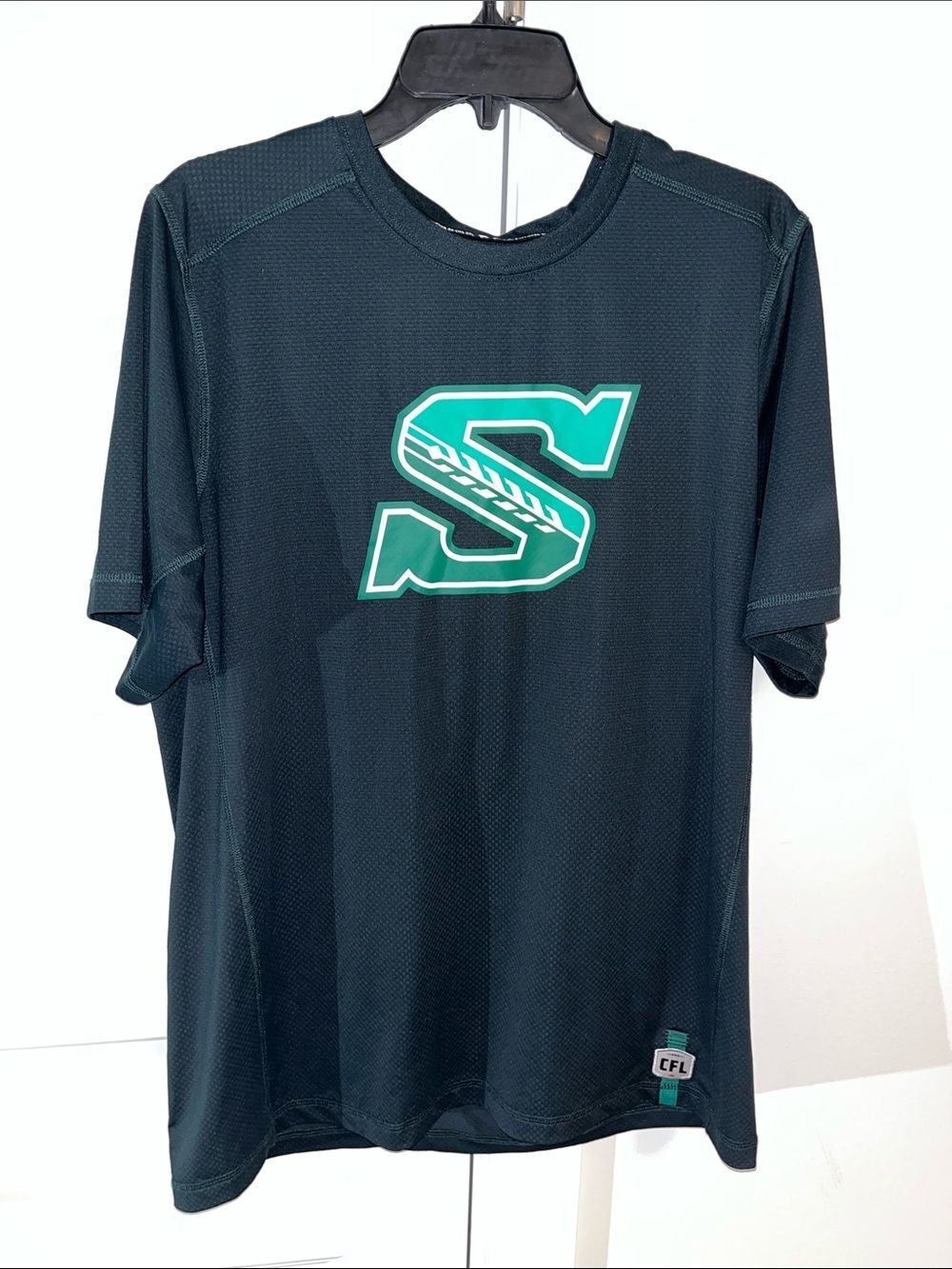 Saskatchewan Roughriders Football green t-shirt Official Sideline Canada Sz L